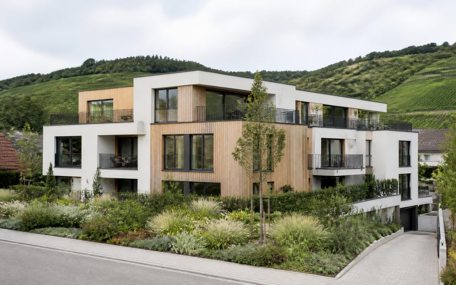 Neubau-Mehrfamilienhaus mit Holzfassade am Hang im Raum Stuttgart